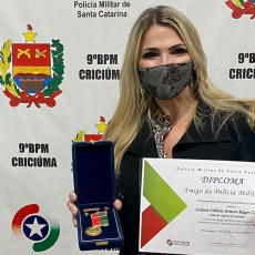  Débora Zanini recebe a honraria “Amiga da Polícia Militar