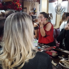 Debutantes aprendem truques de maquiagem