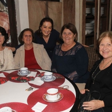 Dores Machado brinda aniversário com Chá das Cinco