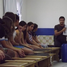 Talentoso percussionista ensina a outros talentos