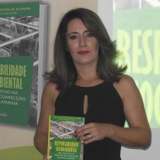 Professora do IFSC lança livro em noite de alegria