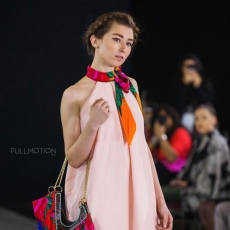 Bruna Meister desfila na semana de moda de NY