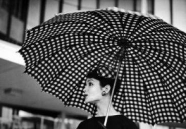 Sombrinhas e guarda-chuvas viram acessórios da moda