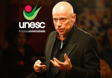 Leandro Karnal ministra aula sobre educação em evento da Unesc