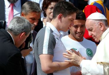 Papa recebe sobreviventes de acidente da Chapecoense