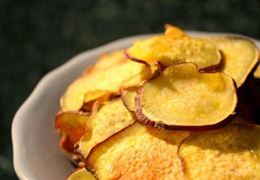 Chips de batata doce para microondas e forno