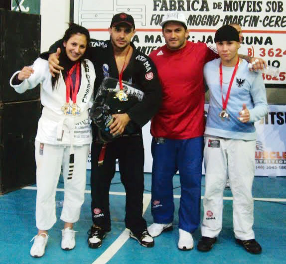 Atletas de Jiu Jitsu venceram nove categorias e ficaram com um bronze na competição considerada uma das maiores do Sul do Estado