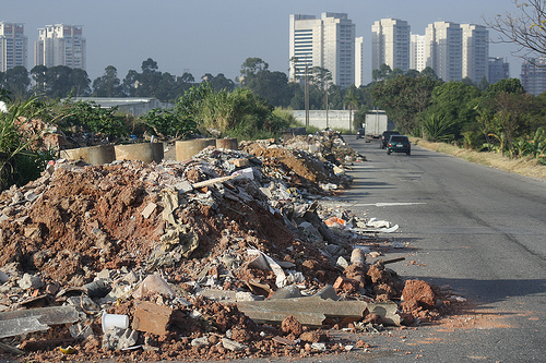A destinação incorreta dos resíduos de construção provoca impactos ambientais, por isso é premissa urgente dos municípios