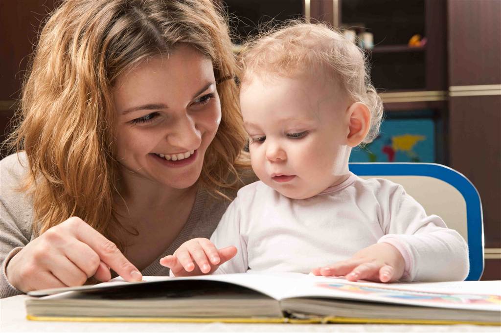 Mães são responsáveis por desenvolver tanto o aspecto motor como intelectual da criança