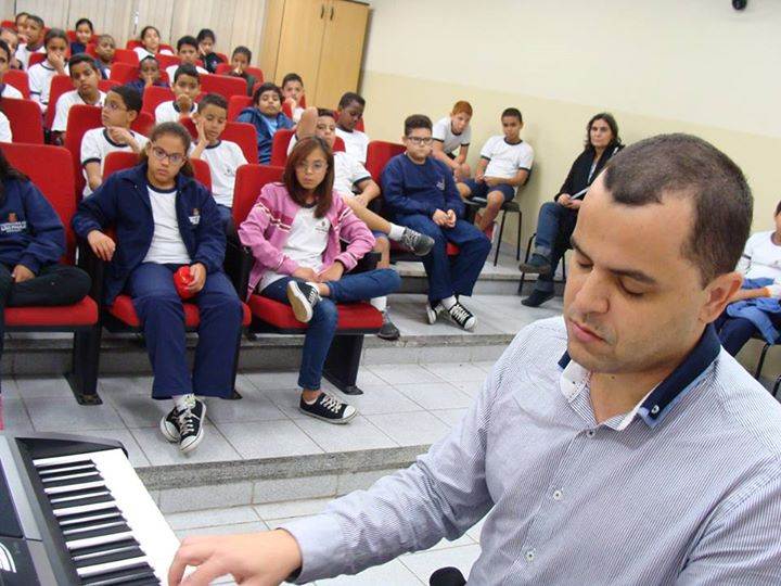 Juliano Alves leva música clássica para crianças de escolas públicas