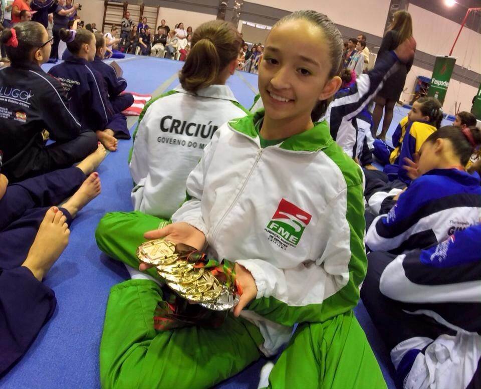 Sabrina Loureiro Dias, de 12 anos, recebe o prêmio de melhor atleta catarinense na categoria infantil