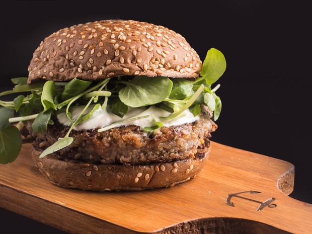 Aprenda a preparar: saudável e light, o hambúrguer sem carne é a receita perfeita para quem quem não quer sair da dieta