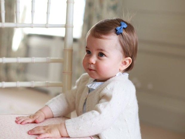 Para comemorar o primeiro aninho dessa fofura, o Príncipe William e a duquesa Kate Middleton liberaram novas fotos de Charlotte Elizabeth Diana