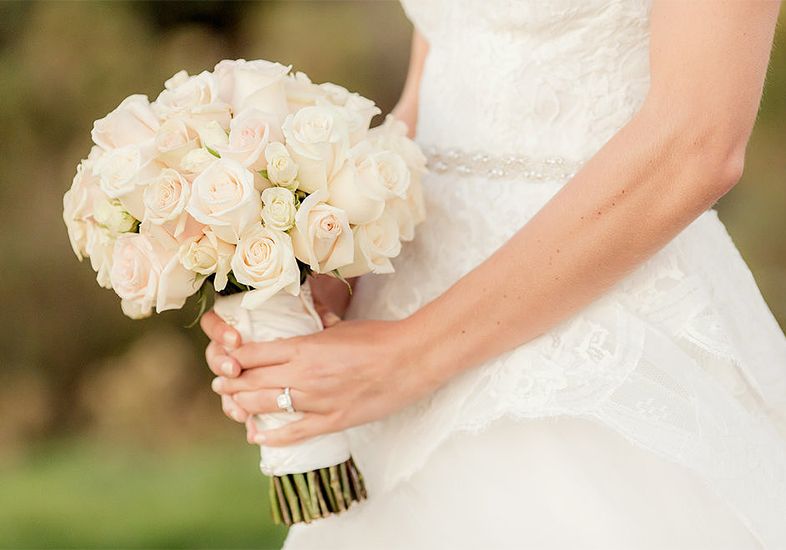 Os arranjos de flores brancas nunca saem de moda e são boas alternativas para noivas clássicas