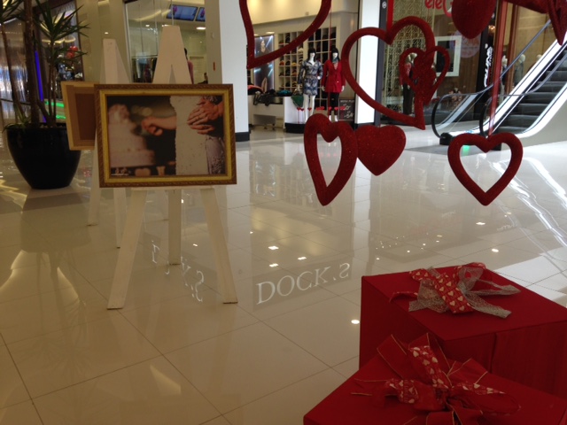 Com uma decoração especial, alusiva ao Dia dos Namorados, comemorado em 12 de junho, o shopping vai presentear os casais apaixonados