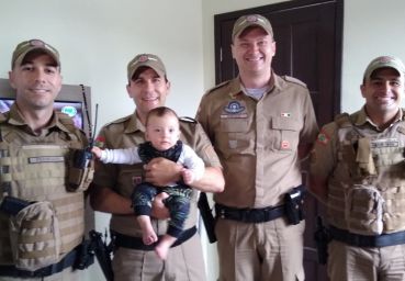 Policiais do 19º BPM reencontram bebê salvo, em Araranguá