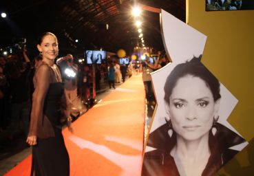 Sônia Braga no red carpet do Festival de Cinema de Gramado