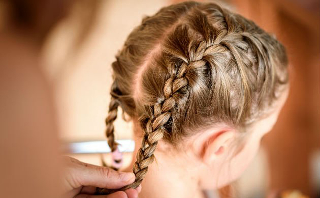 8 ideias de penteados com tiara infantil para mudar o visual
