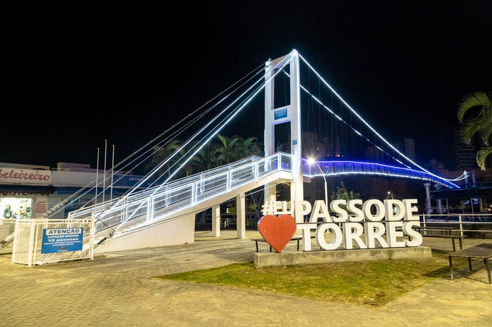 Passo de Torres ganha novo cartão postal com iluminação especial na Ponte Pênsil