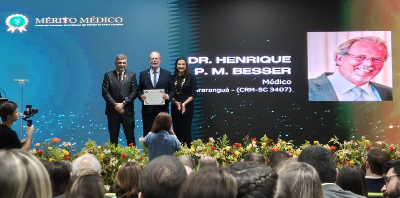 Dr. Henrique Besser recebe diploma de mérito médico por 40 anos de contribuição à medicina